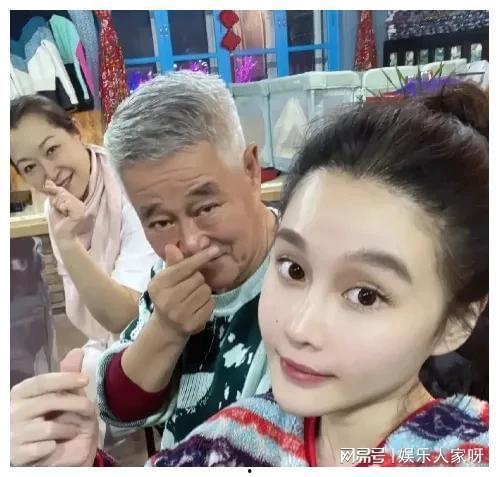 娱乐圈吃瓜爆料up,恋情、离婚、疑似求婚，明星私生活掀波澜  第1张