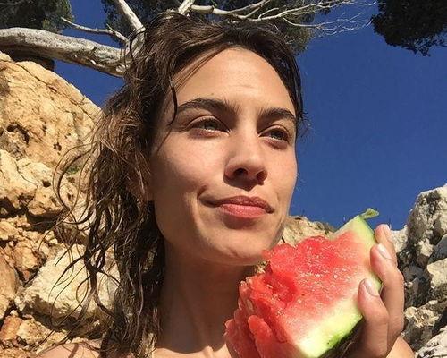 娱乐吃瓜酱照片,揭秘明星幕后生活，照片曝光惊人幕后真相  第1张