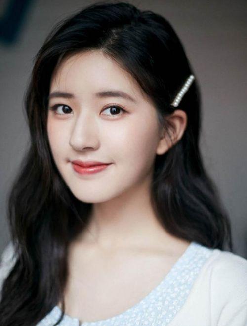 娱乐圈吃瓜赵露思是谁啊,娱乐圈新晋小花，吃瓜群众热议的焦点人物  第2张