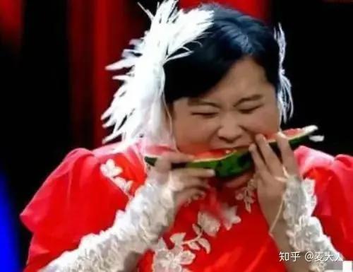 娱乐吃瓜贾玲,娱乐界的“吃瓜女王”，笑料百出的人生  第2张