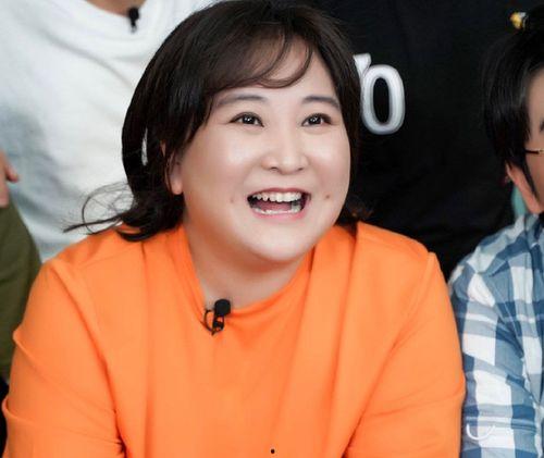 娱乐吃瓜贾玲,娱乐界的“吃瓜女王”，笑料百出的人生  第3张