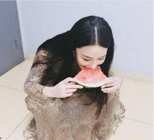 娱乐吃瓜酱衣服,揭秘明星们的时尚衣橱  第3张